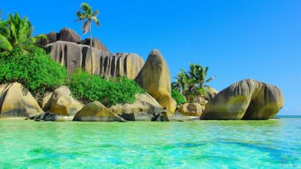 Огромные гладкие камни на тропическом острове