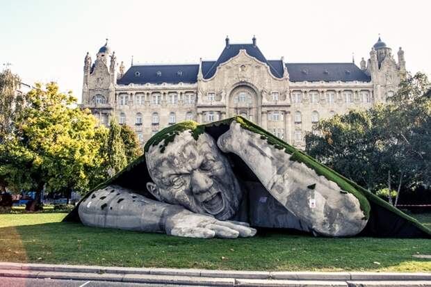 Скульптура великана от Ervin Herve-Loranth