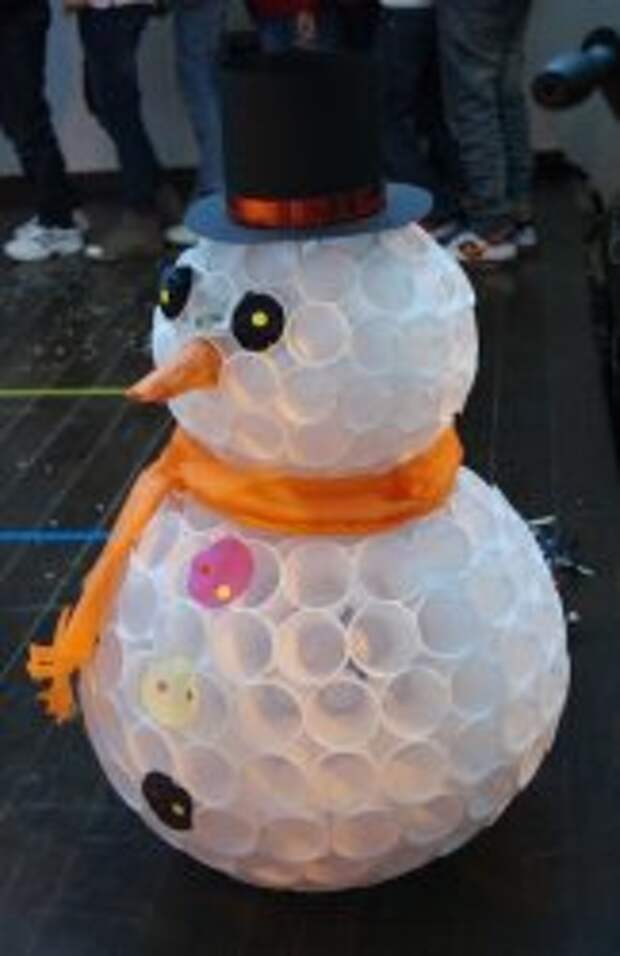 Снеговик из пластиковых стаканов своими руками - мастер-класс
