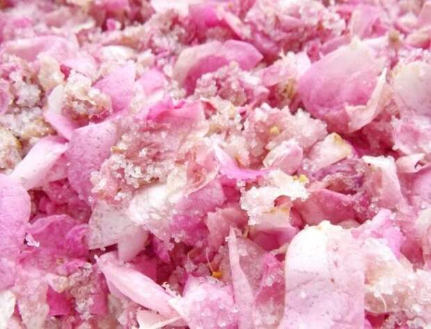 Розовые лепестки в сахаре. \ Фото: google.com.