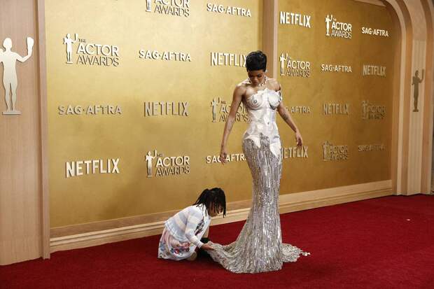 Самая сексуальная женщина в мире посетила премию в платье с иллюзией голого тела