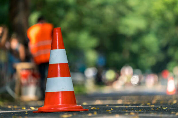 traffic cone - ремонт дороги стоковые фото и изображения