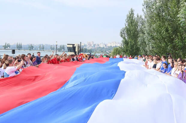 Мэр Сергей Петрин принял участие в торжественном развертывании стометрового триколора на дамбе Чернавского моста Мэр Сергей Петрин принял участие в торжественном развертывании стометрового триколора на дамбе Чернавского моста