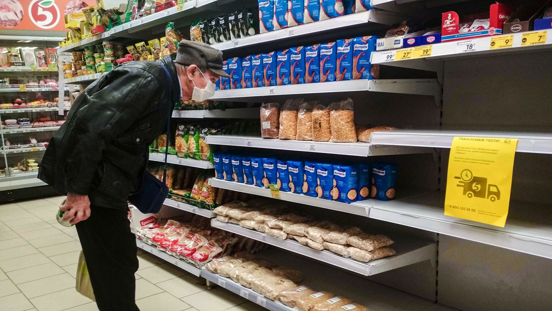 Мужчина выбирает товары в магазине Пятерочка в Москве Мужчина выбирает товары в магазине Пятерочка в Москве - РИА Новости, 1920, 02.10.2020