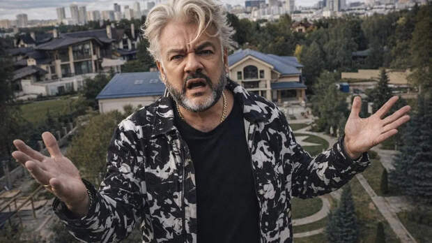 Полиция Алтайского края проверит видео с курящим в аэропорту Киркоровым