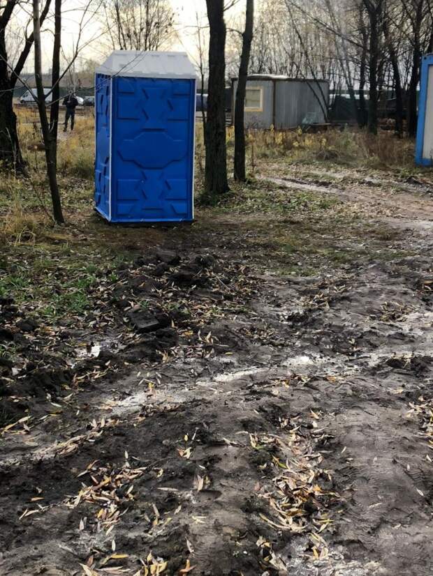 Мусор за строителями в парке 850-летия Москвы убрали дорожники