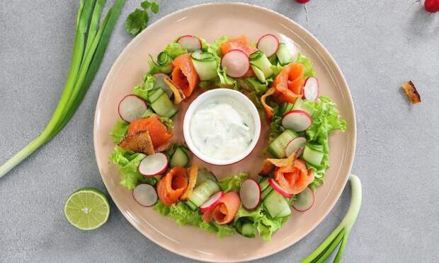 Вместо селедки под шубой: быстрый рождественский салат с лососем и авокадо