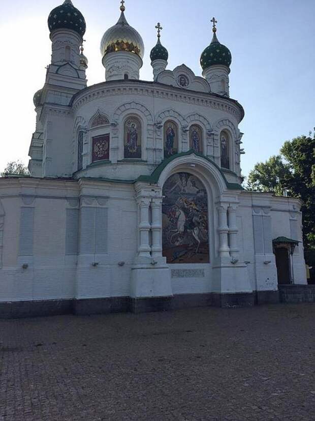 Зрада: в Полтаве Петр I топчет жовто-блакытный флаг Зрада: в Полтаве Петр I топчет жовто-блакытный флаг