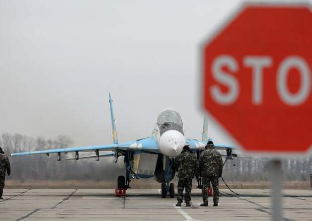 Действующий летчик Вооруженных сил Украины (ВСУ) осуществил перелет на российскую сторону, посадив свой истребитель Су-27 на одном из военных аэродромов России.