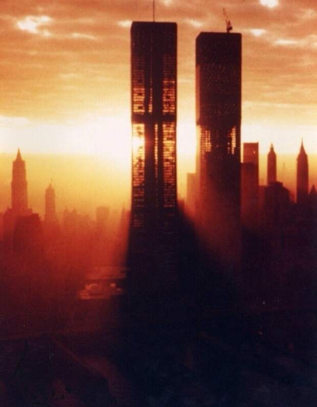 Строящиеся башни Всемирного торгового центра на рассвете за год до окончания строительства, 1972 год