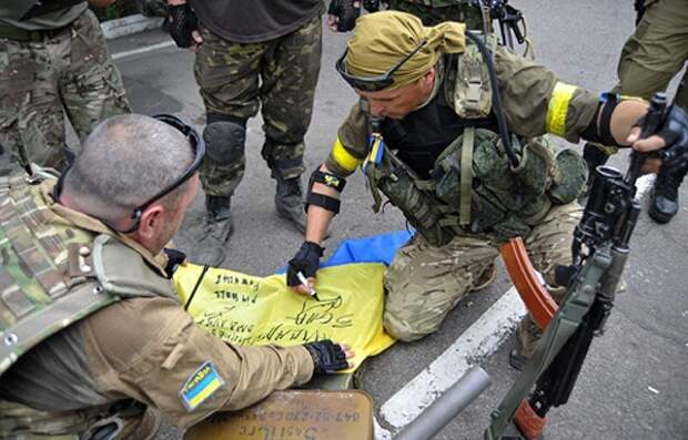 Бойцы "Айдара" штурмуют проходную Минобороны Украины Бойцы "Айдара" штурмуют проходную Минобороны Украины