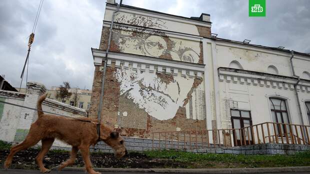В Москве перенесли стену с портретом Германа Гессе