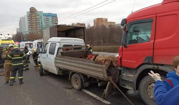 Грузовик влетел в дорожных рабочих на юго-востоке Москвы, один человек погиб