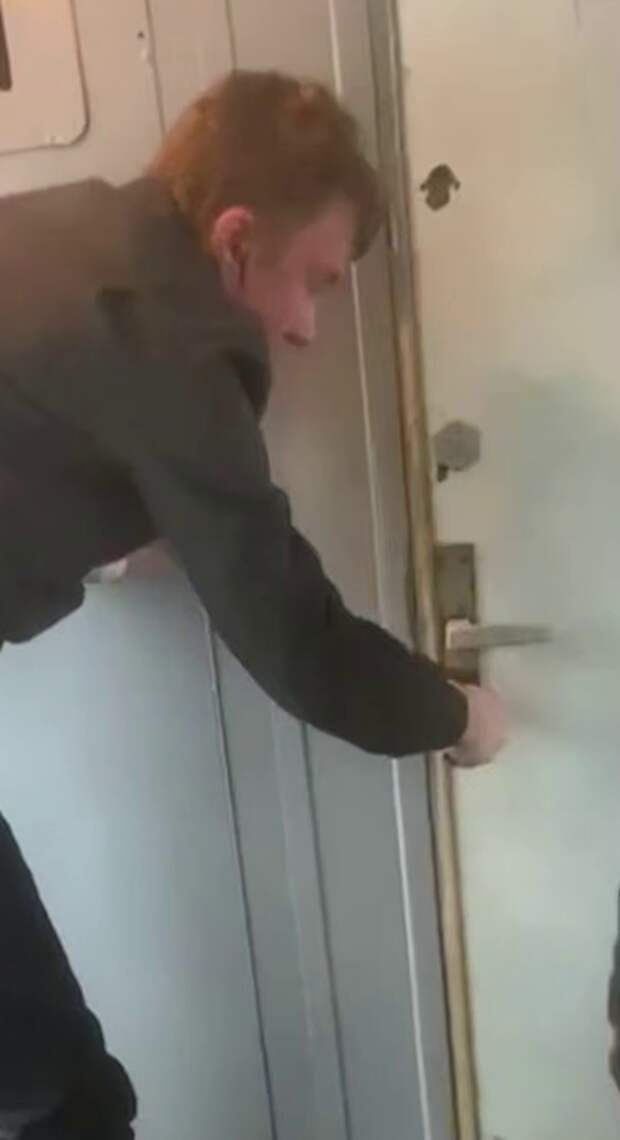 Иноземцы навалились толпой начали ломиться в двери кабины поезда. Машинист забарикадировался в кабине