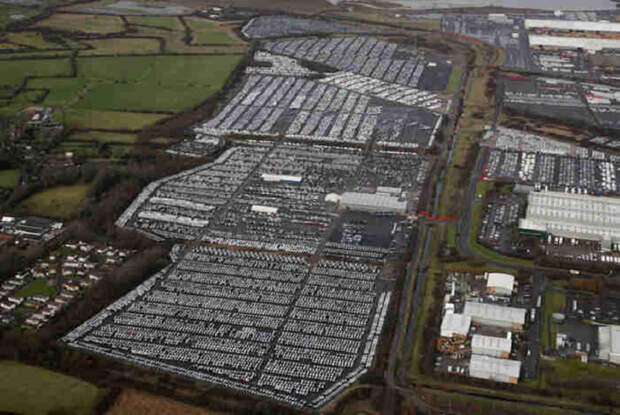 Вот крупная стоянка в местечке Суиндон, Великобритания. Там тысячи и тысячи непроданных машин - но где же покупатели?  авто, факты