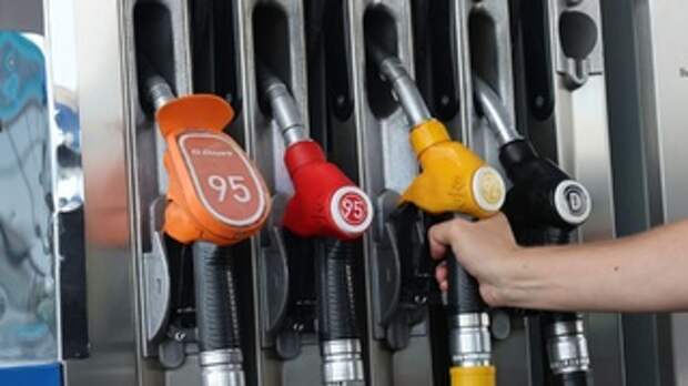 Бензин и дизельное топливо на АЗС / Фото: amic.ru / Екатерина Смолихина