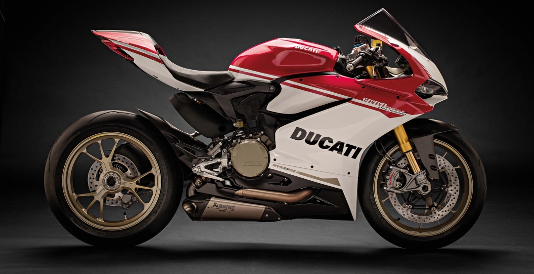 В Париж привезли юбилейный итальянский мотоцикл Ducati 1299 Panigale S Anniversario
