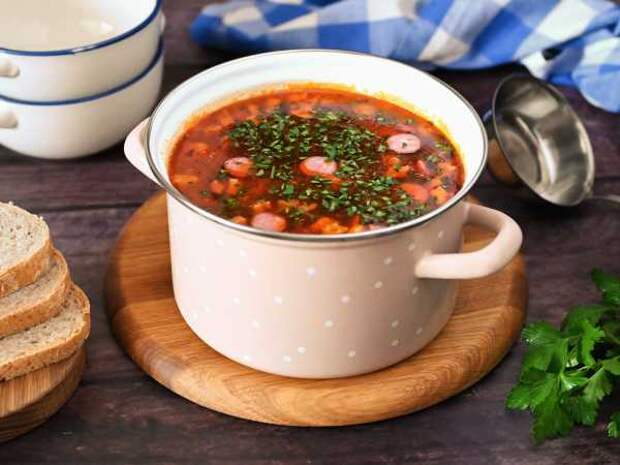 Щи из квашеной капусты с копченостями