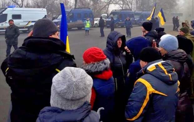 Украинцы об эвакуации их Уханя: «Вы все прокажённые вирусом ущербности»