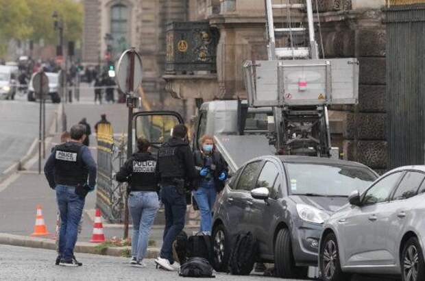 лувр ограблен с помощью болгарки и подъёмника