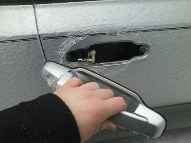Открывать дверь в машине нужно с осторожность.
