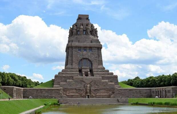 Памятник на месте "Битвы народов"