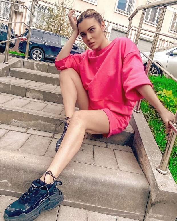 Как одеваются 32-летняя Погребняк и другие жены российских футболистов