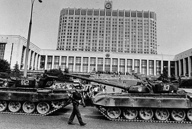 Колонна военной техники перед зданием Верховного Совета РСФСР Фото: Огонек / «Коммерсантъ»
