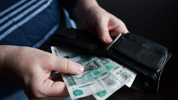 Юрист высказался о влиянии праздников в феврале на зарплату