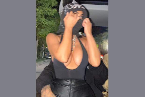 Ким Кардашьян подогрела слухи о романе с гонщиком из-за интимного момента на фото