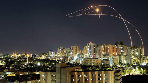 Противоракетная система Железный купол перехватывает ракеты, запущенные из сектора Газа, в небе над Ашкелоном - РИА Новости, 1920, 16.05.2021