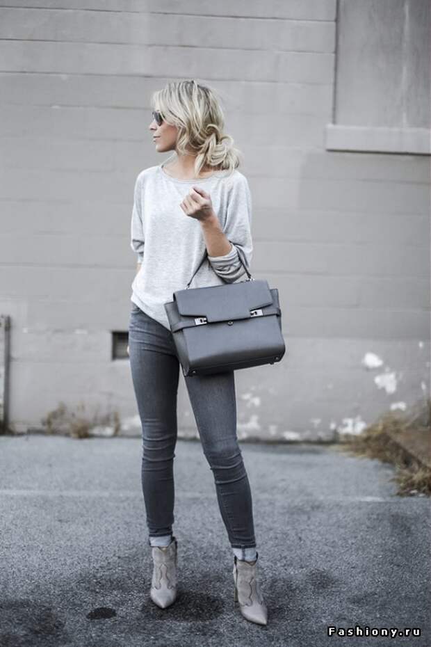 Серо черные ботинки. Серые джинсы. Образ с серыми джинсами женский. Стильный образ с серыми джинсами. Образы со светло серыми джинсами.