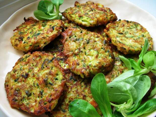 Courgette-Zucchini-and-Feta-Fritters-flavoured-with-Dill-Muc-001