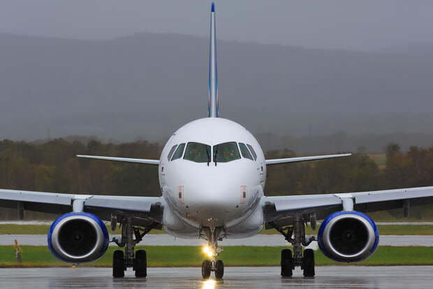 В Атланте мужчина на борту самолета угрожал женщине бомбой