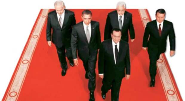 В 2010-м в египетских СМИ появилась вот такая фотография, на которой президент Египта Хосни Мубарак шёл первым в ряду мировых лидеров. В оригинале первым шёл Обама, а Мубарак был крайним слева.