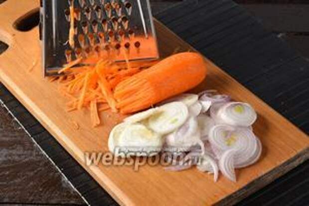 Лук (2 шт.) и морковь (1 шт.) почистить. Лук порезать тонкими кольцами, а морковь натереть на крупной тёрке.