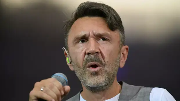 Шнуров в стихах оценил запрет курения на балконах