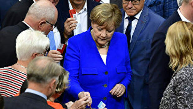 Канцлер Германии Ангела Меркель во время голосования по вопросу принятия закона об однополых браках в Бундестаге