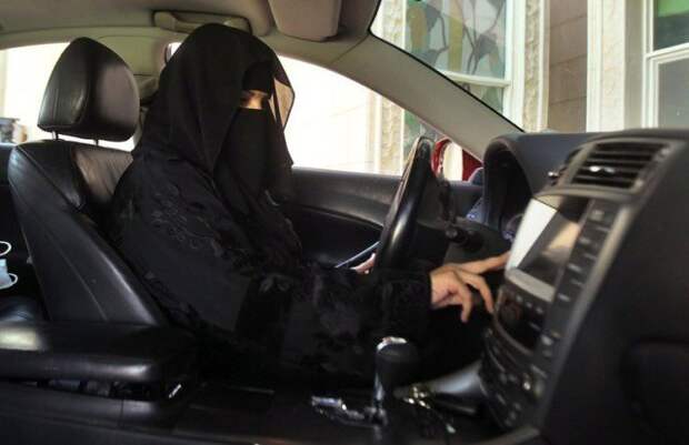 В Саудовской Аравии разрешили женщинам водить автомобили.