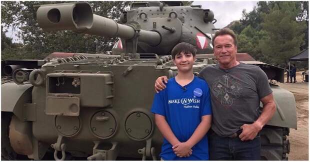 Арнольд Шварценеггер осуществил мечту 15-летнего поклонника, покатав его на личном танке Арнольд Шварценеггер, в мире, видео, знаменитости, мечта, поклонник, танк