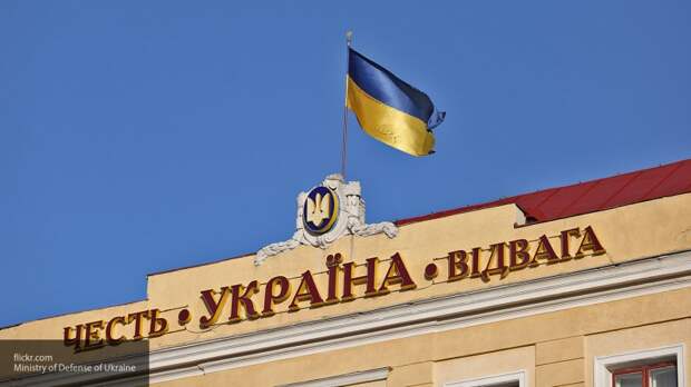 Зеленский жестко отчитал не пустивших к нему на прием людей чиновников на Украине