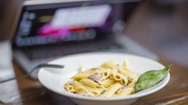 Диетолог Белоусова напомнила правила питания на удалёнке