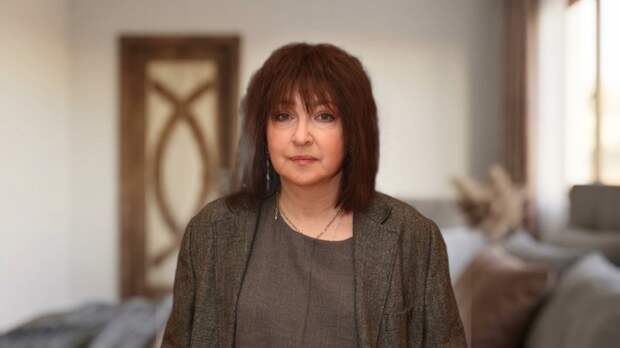 «Он умер в мой день рождения»: как звезда 80-х Катя Семенова пережила трагедии, предательство двух мужей и вернулась на сцену в 65 лет