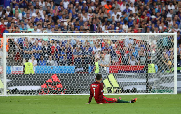 Криштиану Роналду покинул поле финального матча Евро-2016 на носилках