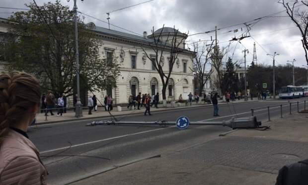 В центре Севастополя рухнули сразу три стальные опоры