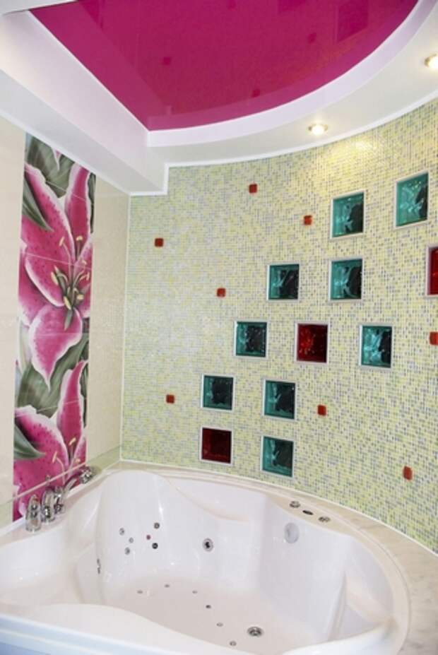 цветной натяжной потолок в ванной