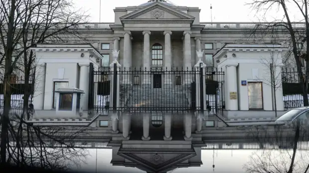 Польша приняла решение выслать 45 российских дипломатов