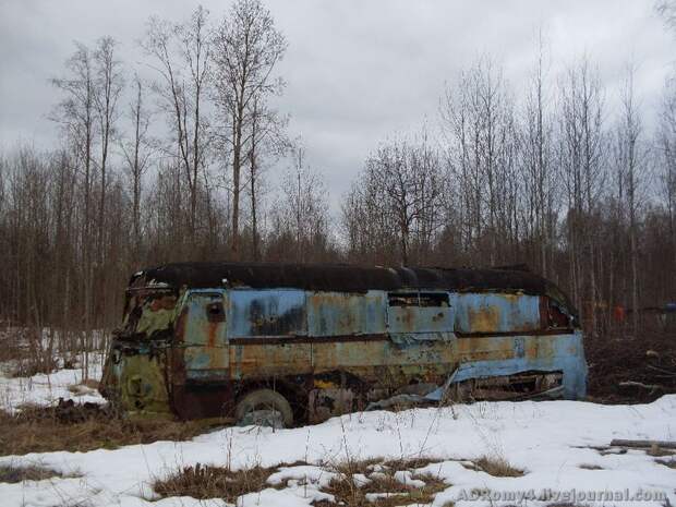 Свалка техники в полях (17 фото)