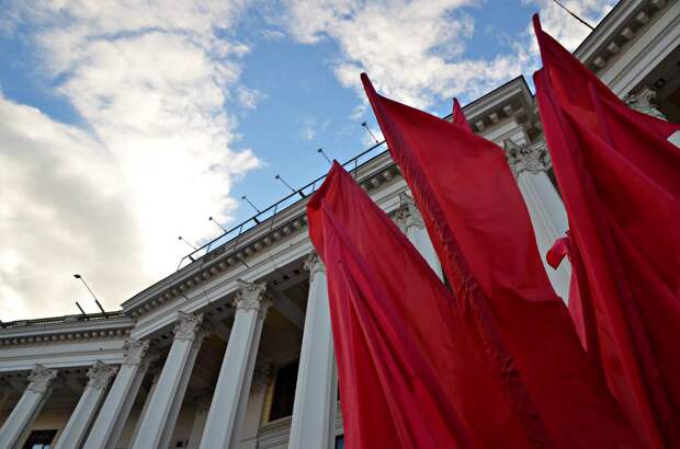Самое большое в мире знамя Победы развернули на Поклонной горе в День России