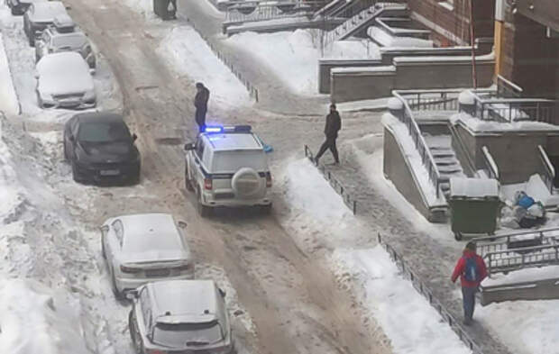 В Петербурге мужчина упал с 18 этажа на проходившую мимо девочку